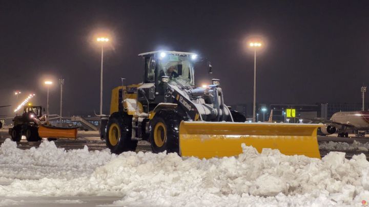 济南机场积极应对大暴雪天气 全力保障航班安全顺畅运行