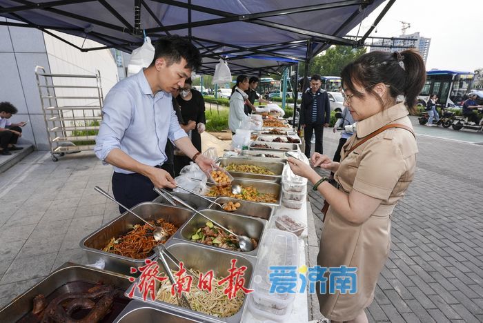 “从包间到街头”，济南酒店“外摆”新业态升腾城市“烟火气”
