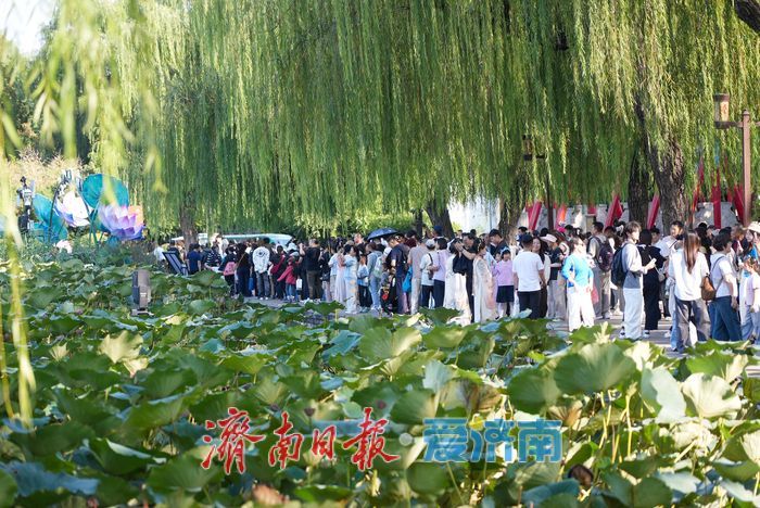 画舫荡漾赏湖光 假期明湖秋景引客来