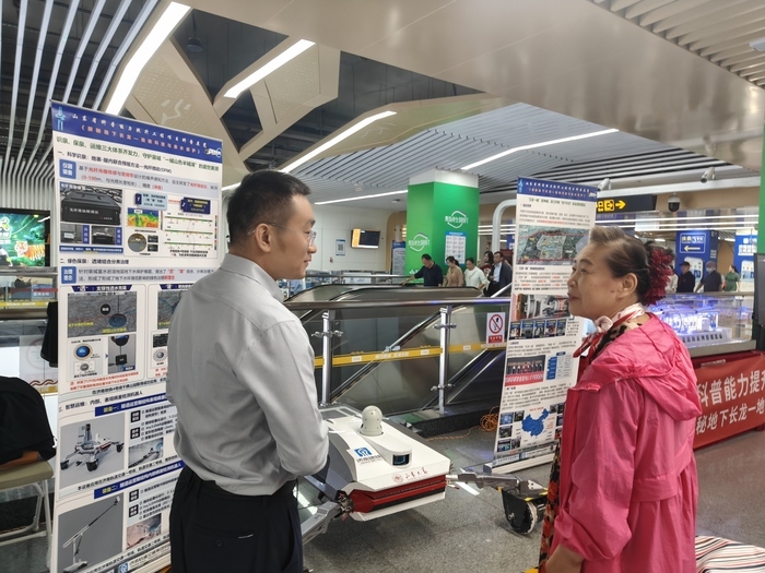 “智能盾构”与“隧道医生”亮相济南地铁站，科普展览上市民零距离感知科技