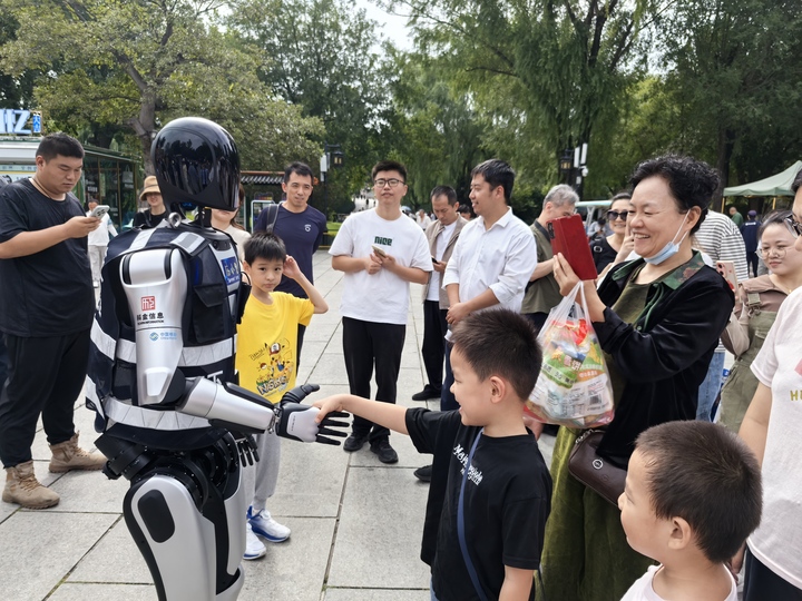 节日景区增添一抹“平安亮色” 机器人“历小警”喊你来玩反诈“大转盘”