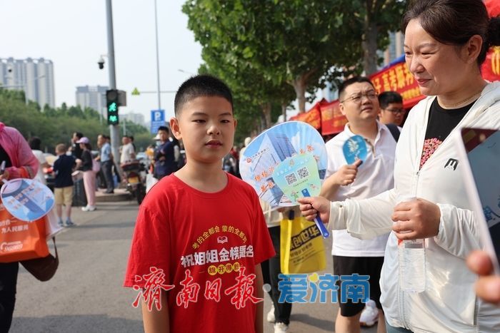 高考首日，济南考生信心满满走进考点