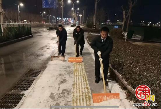 济南“掌上城管”志愿服务队落实“门前五包” 合力清雪除冰保畅通