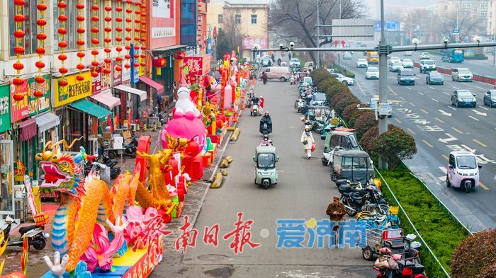 济南街头年味未散 中恒商城西侧花灯依旧亮眼