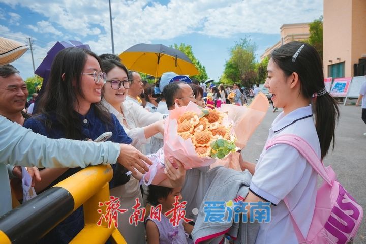 鲜花与拥抱，高考最后一天上演温馨时刻
