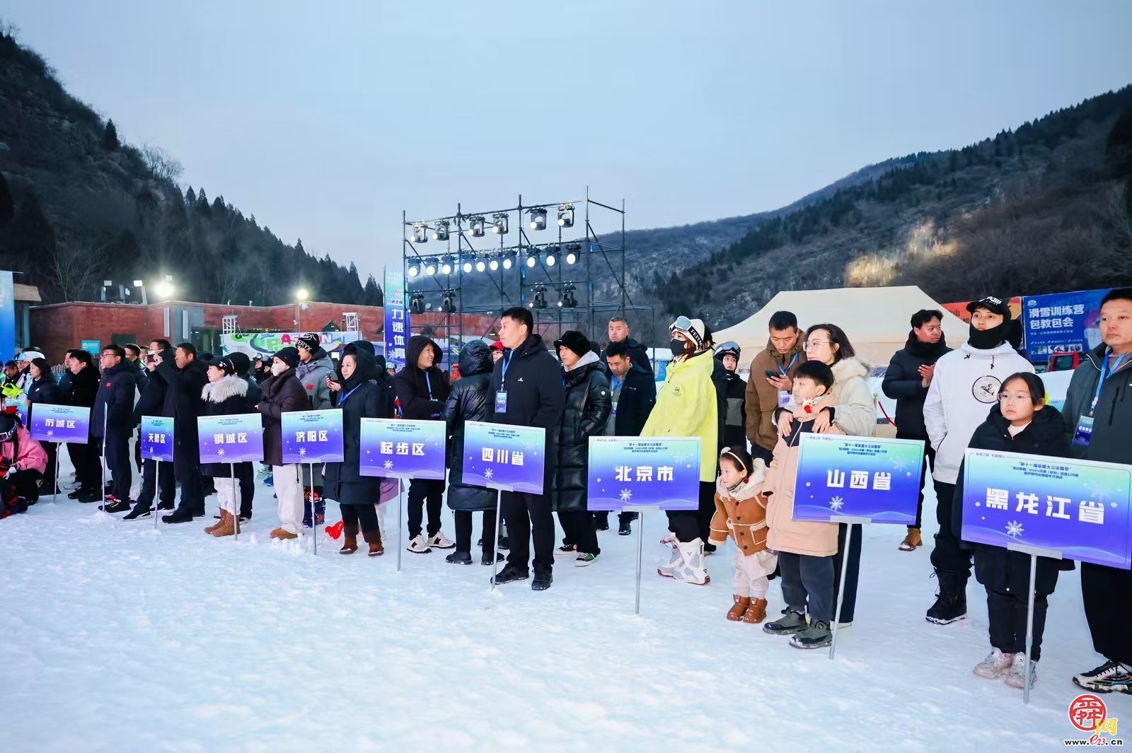 凛冬热雪，滑动青春！2024济南（泉城）滑雪公开赛暨济南市冰雪嘉年华活动火热启幕