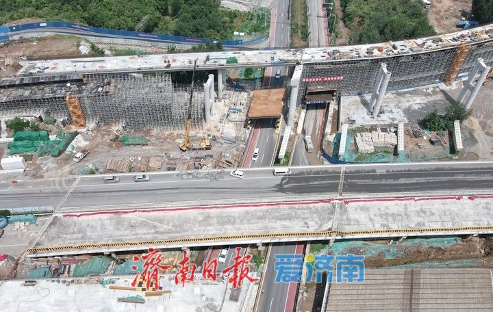 济南港沟枢纽立交改造首段上跨港九路新建匝道完成合龙