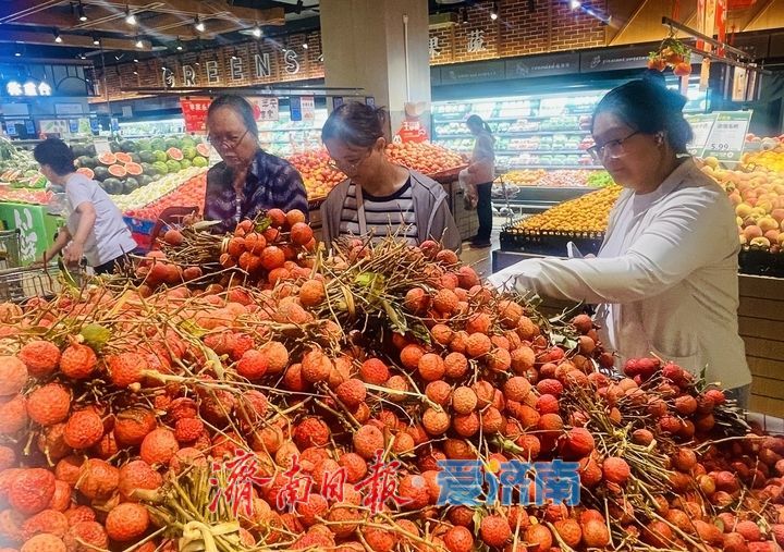 济南超市荔枝热销 时令水果丰富夏日“果篮子”