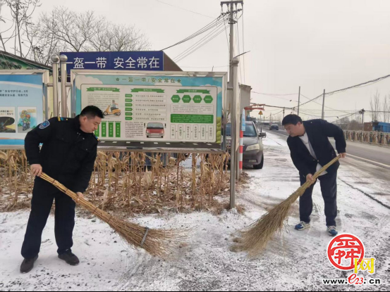 济南“掌上城管”志愿服务队落实“门前五包” 合力清雪除冰保畅通