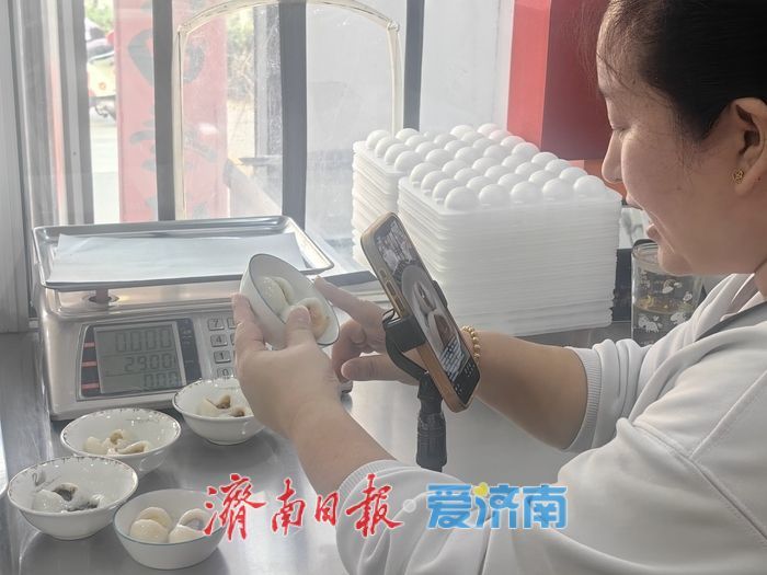 凌晨两点还在滚元宵，小店藏着最朴实的团圆味