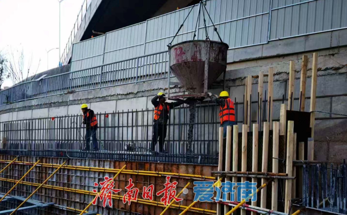 直击堵点！济南旅游路二环东路交叉口新增专用右转车道正式投用