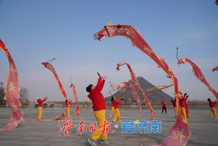华山历史文化湿地公园 “健身龙”舞动春天活力