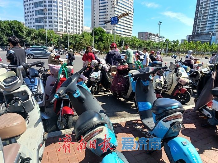“长城易骑”共享电动车悄悄现身经十路沿线