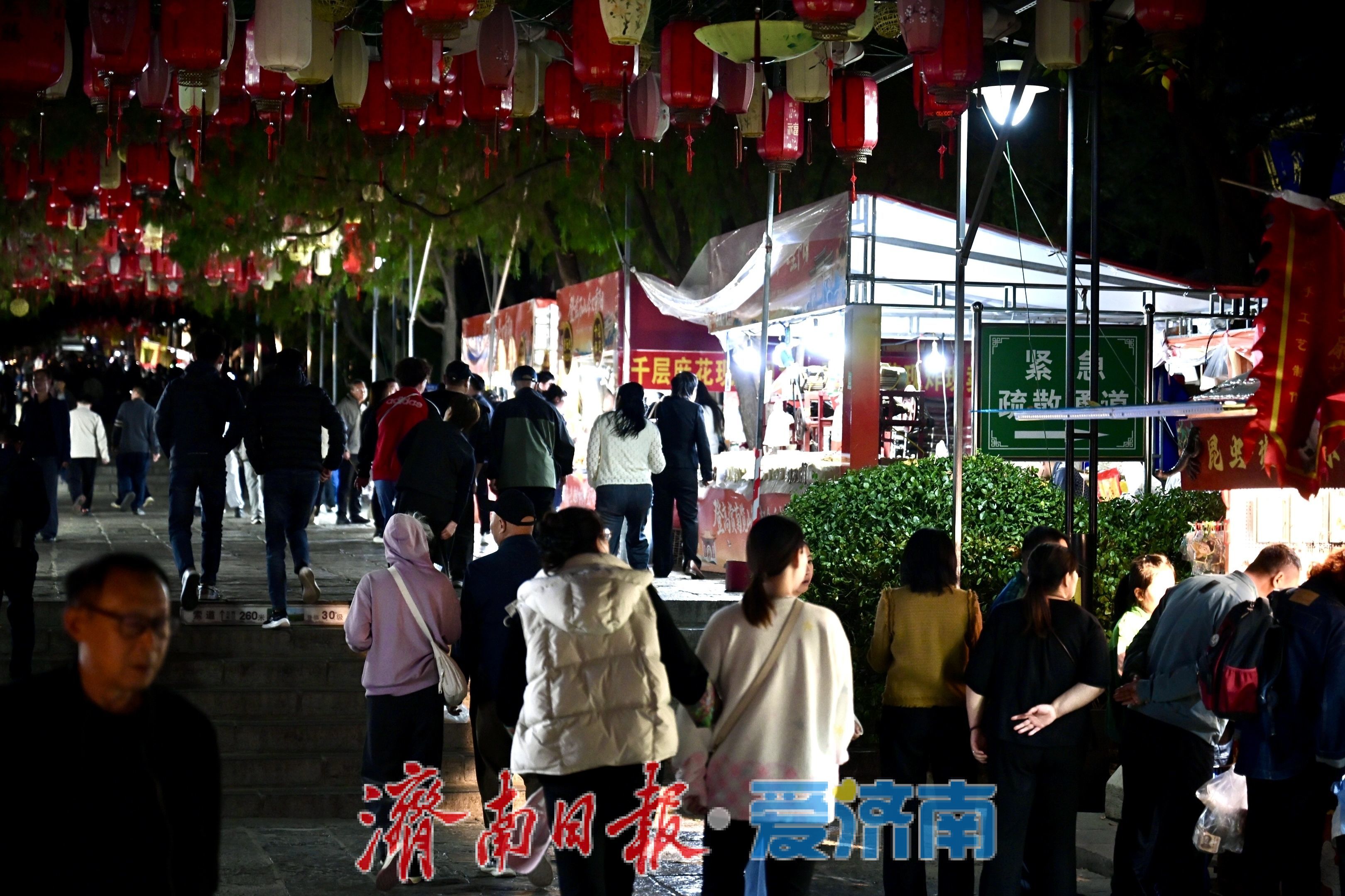 夜色璀璨人气爆棚！千佛山重阳山会夜游热度持续高涨