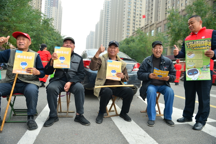 坐着“红墩墩”一路逛遍大观园、老商埠、中山公园、西市场 济南508路小巷公交开通