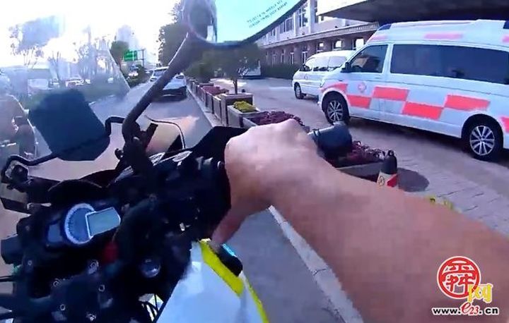 济南交警开辟绿色通道 护送心脏病患者及时就医