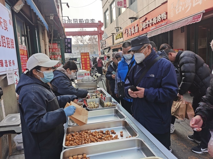一天200多斤不够卖，夫妻俩在济南做糖溜马蹄“出圈”