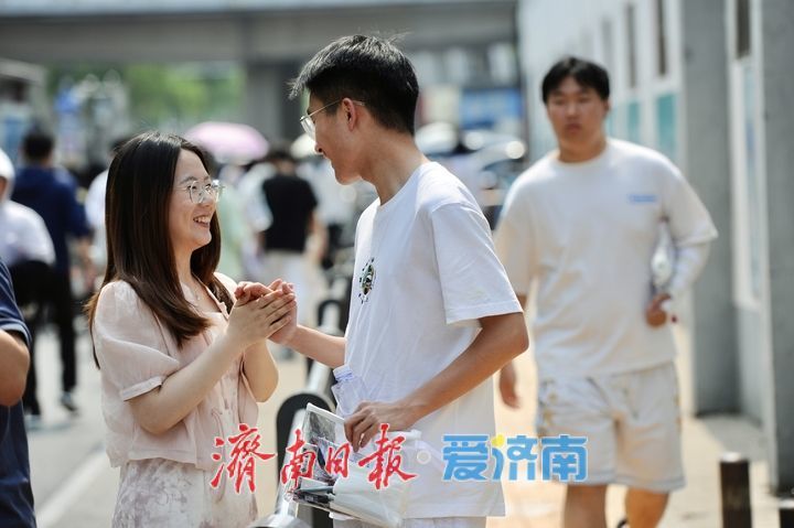 高考第二天，送考老师与考生击掌，传递力量