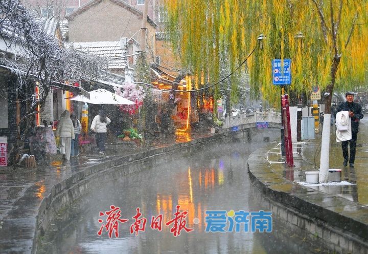 青砖黛瓦披银装，雪后泉城美到穿越