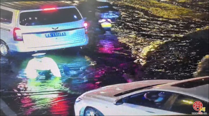 济南交警用腿丈量水深 为过往车辆示警