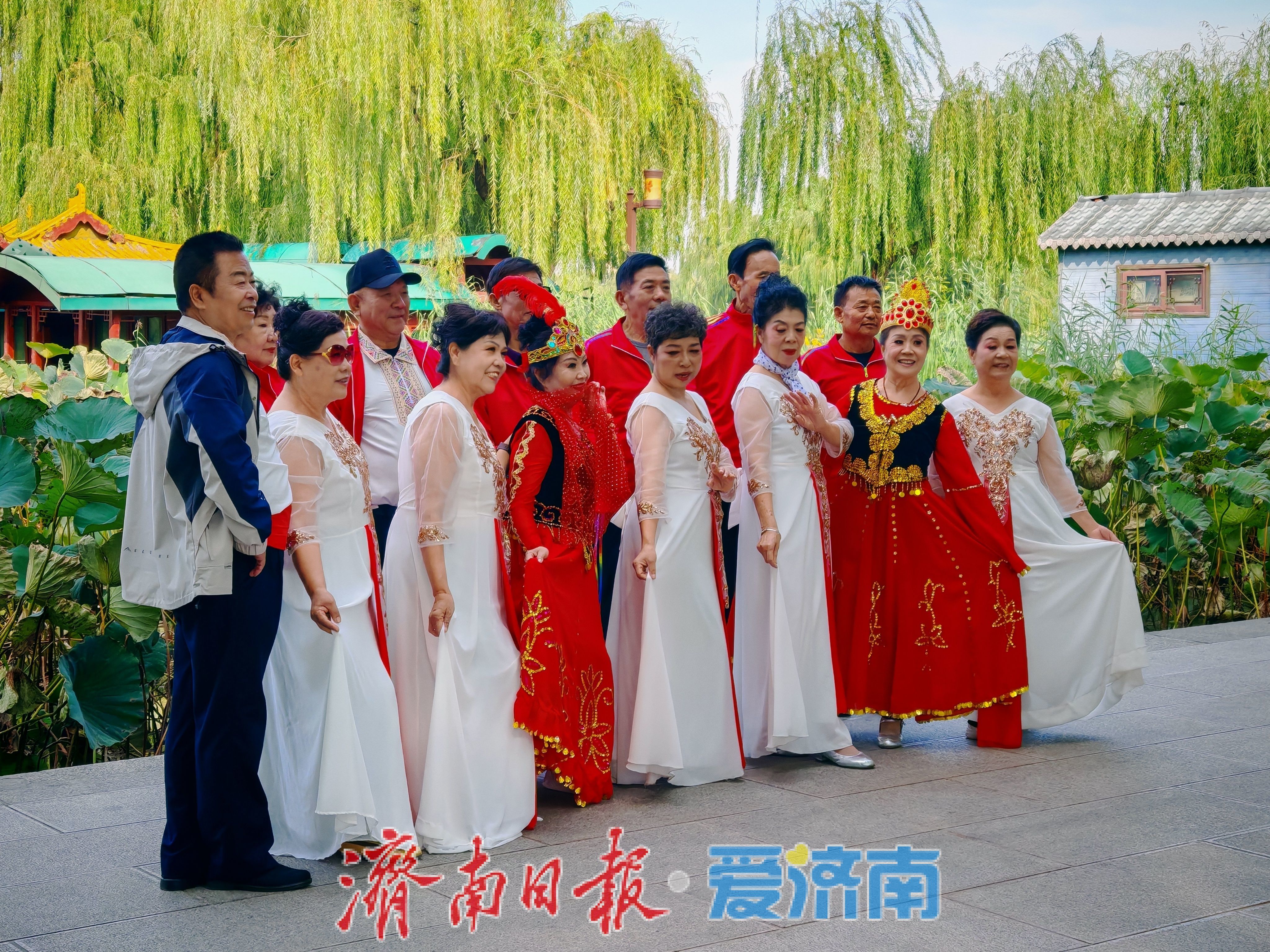 大明湖游人如织 秋意正浓