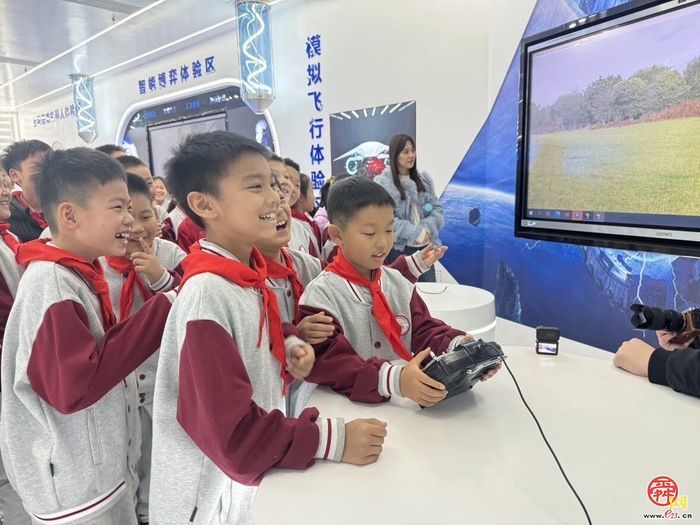 逸家学子探秘济南高新区人工智能教育示范中心