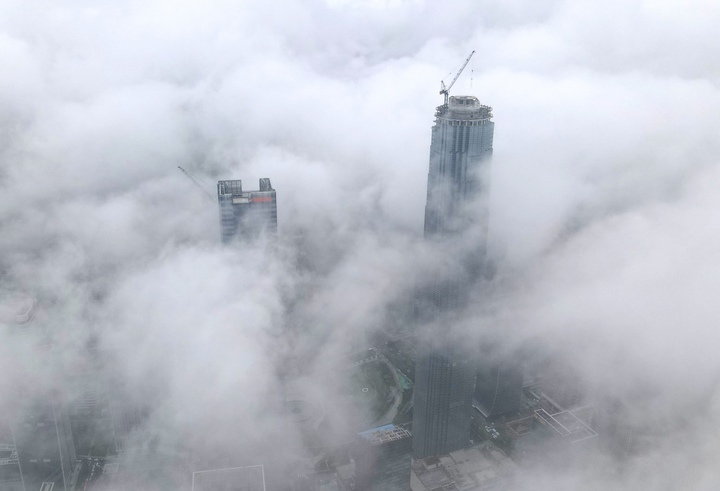 如临仙境，雨后济南出现平流雾景观