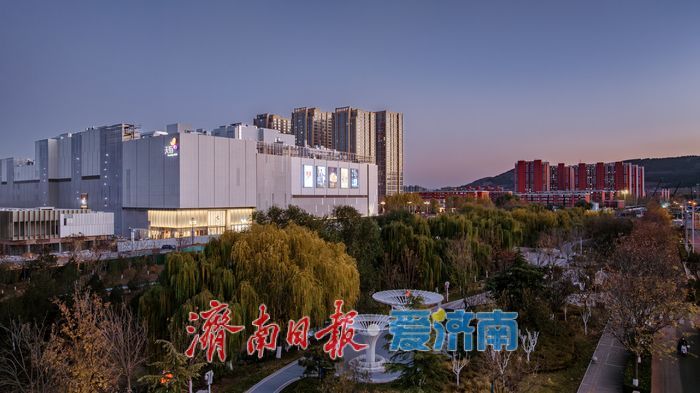 一年四季 泉在济南丨航拍经十西路，城市与暮色共谱诗意画卷