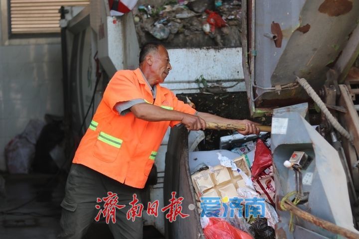 镜头定格：高温“烤”验下的美丽城市守护者