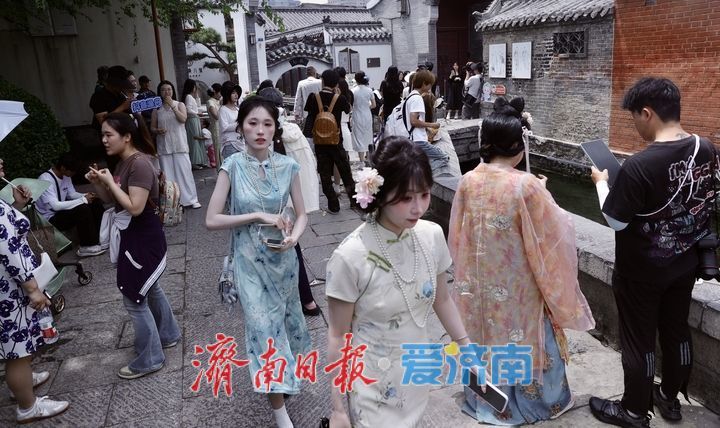 古风照里的“顶流”背景板：济南起凤桥开启“人从众”模式