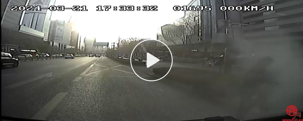 济南公交：路遇火情，K102路女驾驶员提着灭火器冲了上去