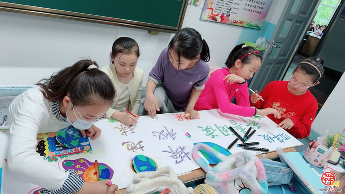 书梯为径 阅读为光——胜利大街小学四年级五班“小种子氧吧”阅读诵读活动纪实