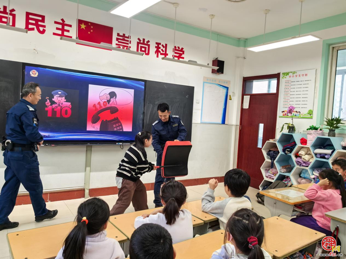 警校携手育新苗 安全种子润童心? ——勇敢报警小英雄 看懂警察叔叔的“安全盾牌”