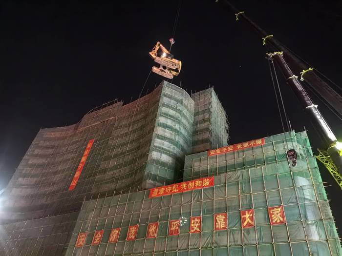 济南火车站南广场天龙大厦整体拆除开始