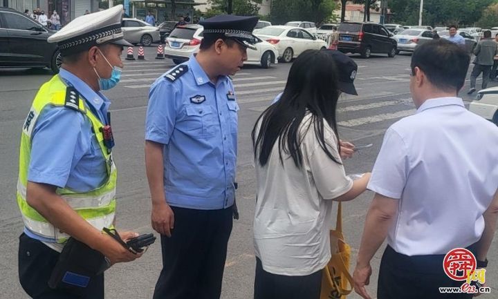 28公里用时17分钟 济南交警跑出助考新速度