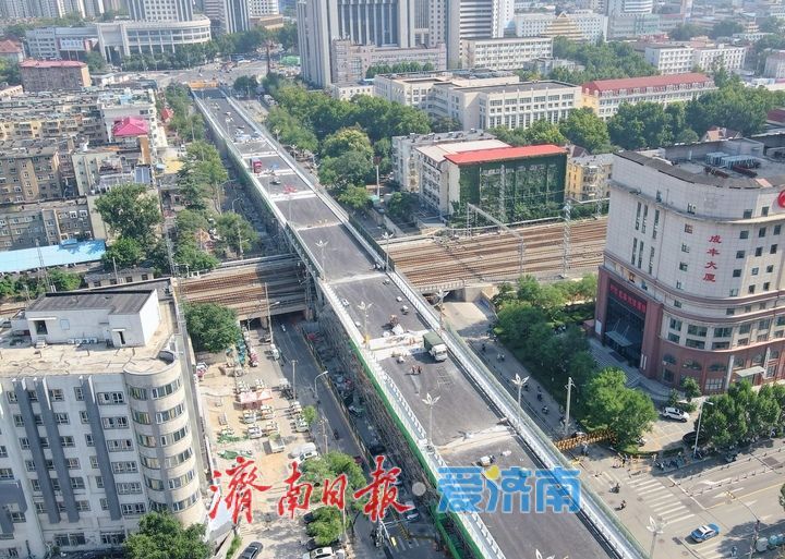 项目强省会｜济南纬二路跨铁路天桥全线高黏高弹沥青上面层摊铺完成