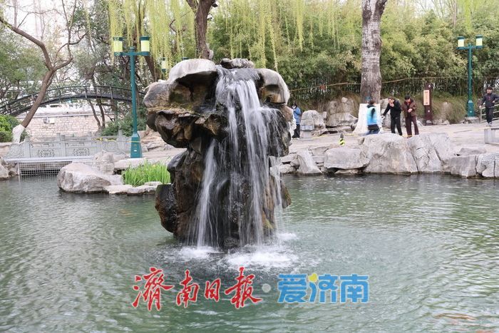 月牙泉持续喷涌200余天“月牙飞瀑” 醉游人