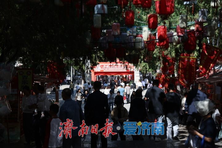 千佛山国庆游园会人气旺 赏景品韵乐享假期