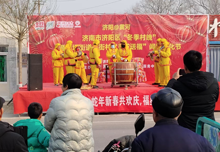 “泉”在济南过大年｜年味蒸腾乡土间，“村晚”见证一个村子的蝶变与传承