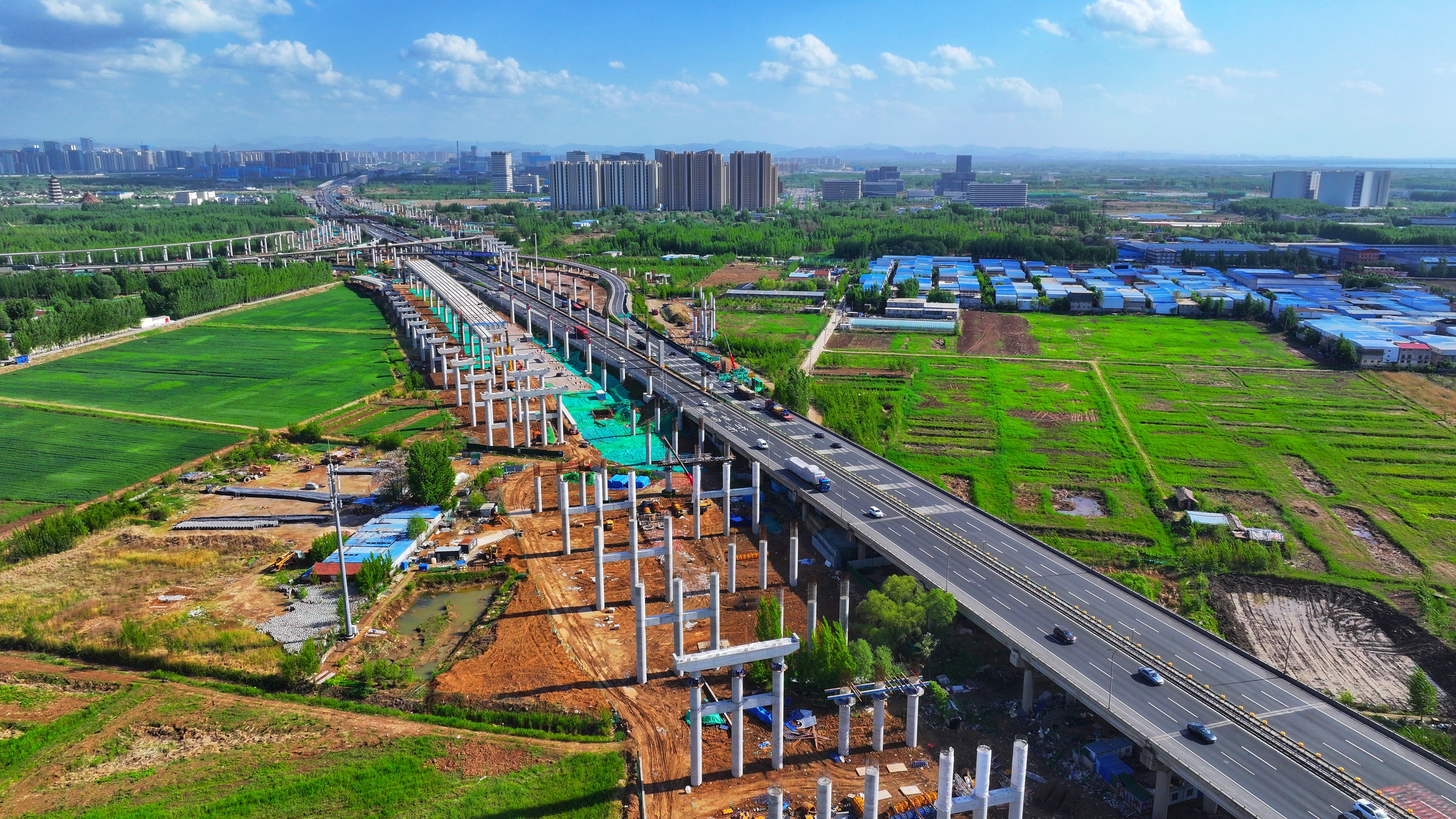 项目强省会丨全国首条“6改12”高速公路，京台高速齐济段黄河特大桥进入架梁关键期