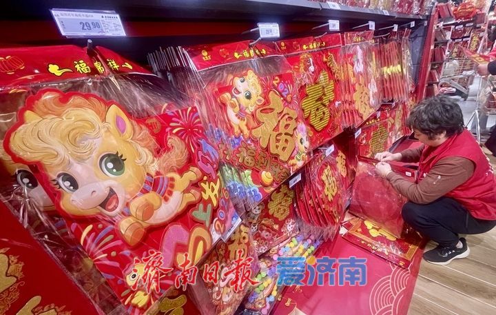 马年饰品热销 市民欢喜购年货