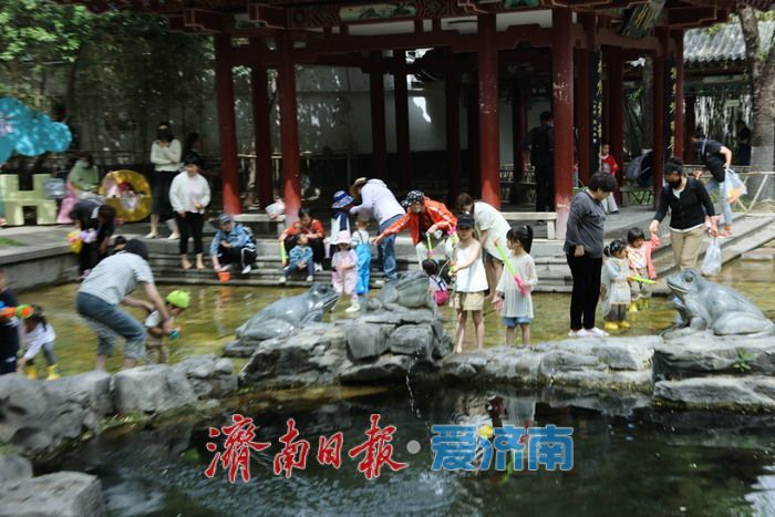 一年四季 泉在济南｜五龙潭公园清泉石上流 市民游客亲水享清凉