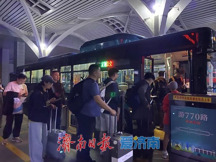 国庆长假首日凌晨，100余名晚到旅客坐上了公交延时服务车