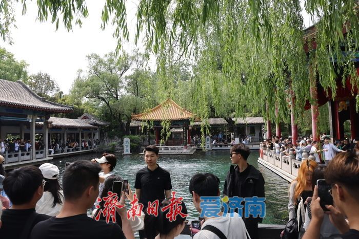 假期尾声 趵突泉清晨景致引游人打卡