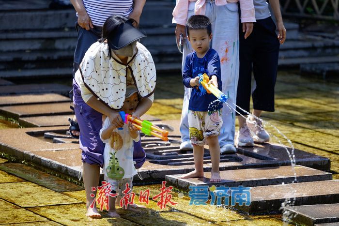 泉畔纳凉童趣浓！济南五龙潭濂轩戏水区成夏日亲子乐园