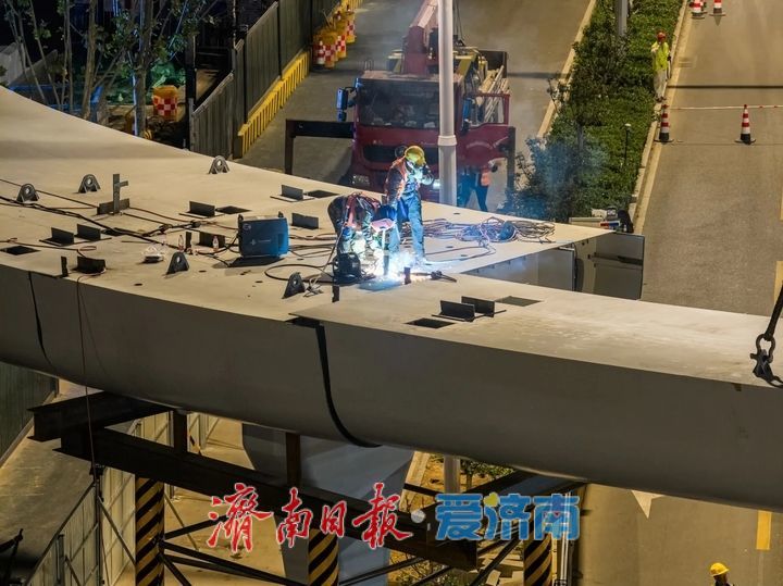 月牙环抱，映照繁华 高新区万达广场人行天桥主桥完成吊装