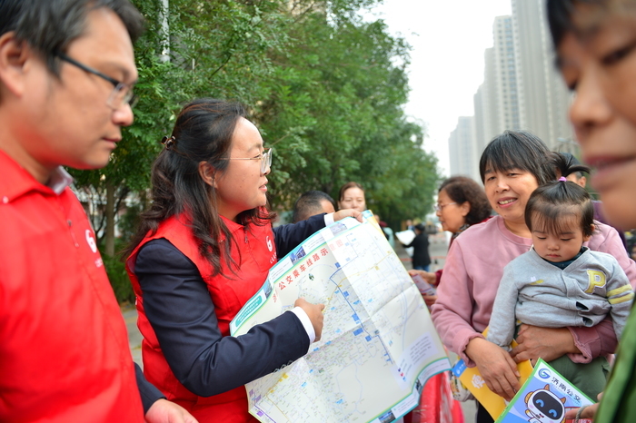 坐着“红墩墩”一路逛遍大观园、老商埠、中山公园、西市场 济南508路小巷公交开通