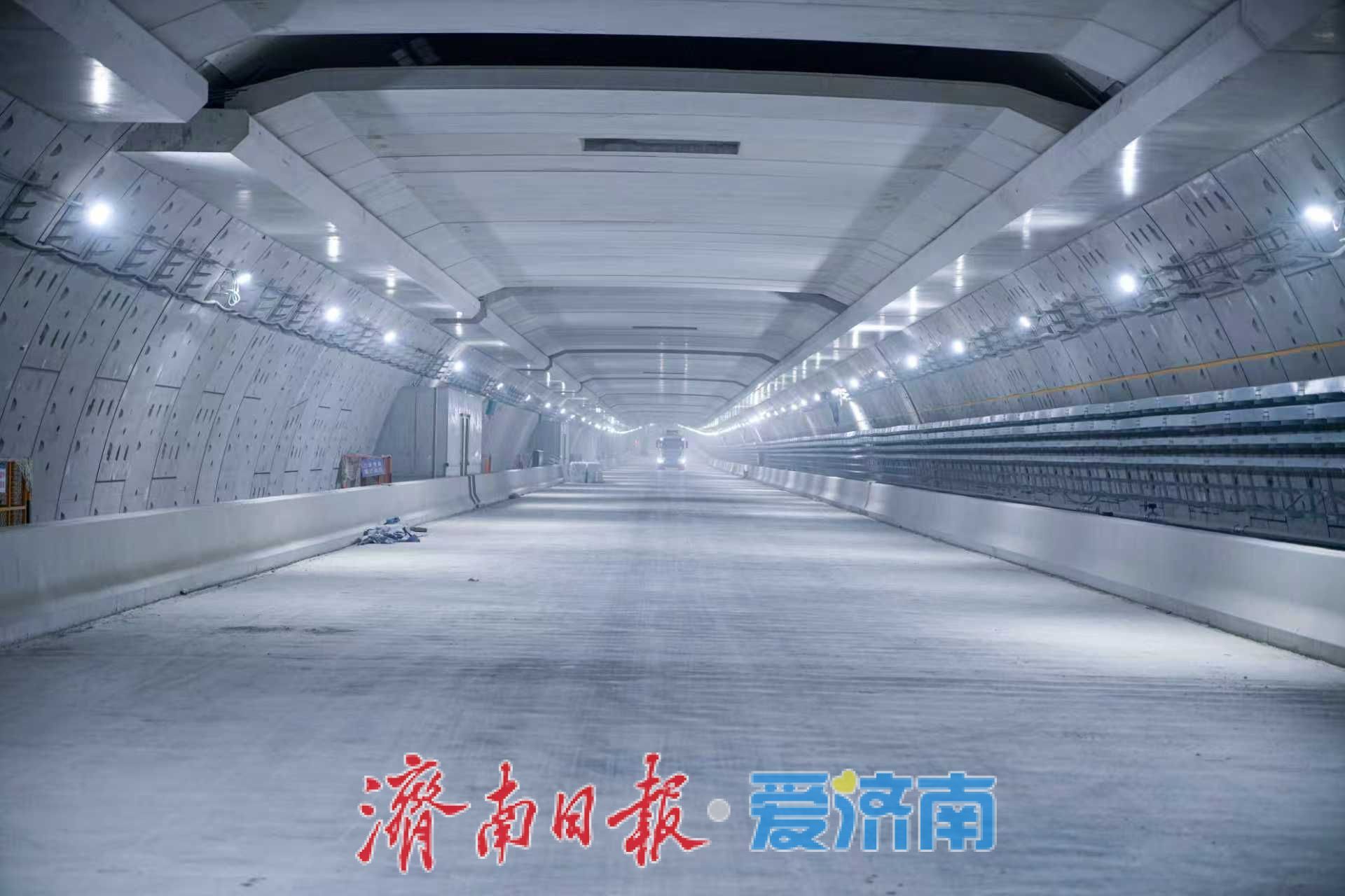 世界最大水下盾构隧道双层贯通！济南黄岗路黄河隧道上层车道板全部完工