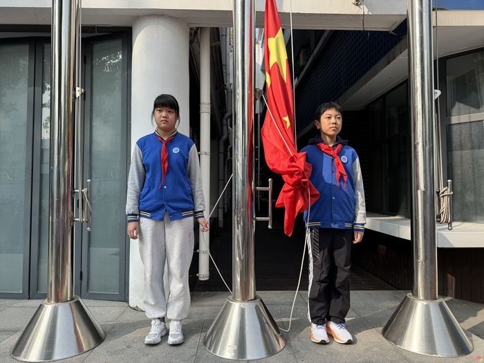 济南市胜利大街小学举办“胜利红印 榜样少年正启航”主题升旗仪式