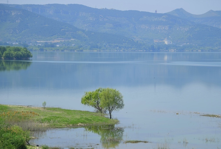 天朗气清，初夏卧虎山水库呈现“天空之镜”美色